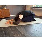 Auf der Beautyovo-Gymnastikmatte macht eine Person eine Übung