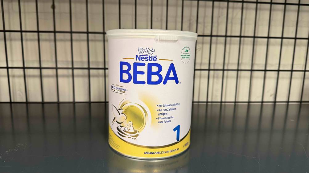Getestet: Die Beba-Babynahrung vor einem Gitter in einem Regal.