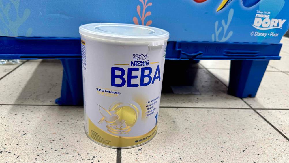 Vor einer blauen Palette steht eine Dose des Beba-Babynahrung im Test.