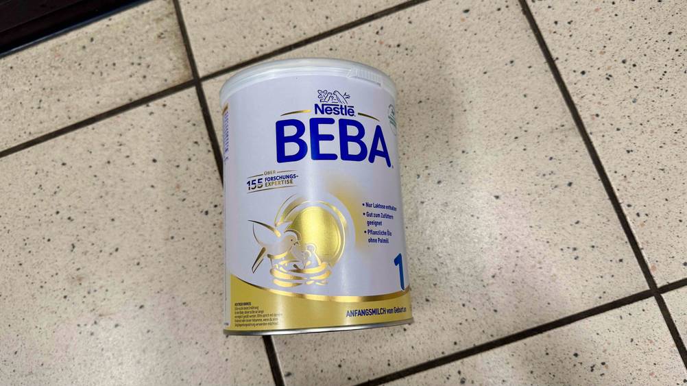 Ein Dose der getesteten Beba-Babynahrung liegt auf einem Fließenboden.