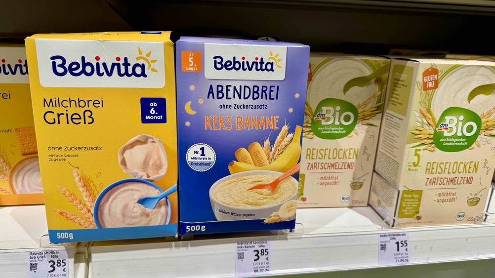 Mehrer Packungen des getesteten Bebivita-Brei in einem Verkaufsregal neben anderen Produkten.