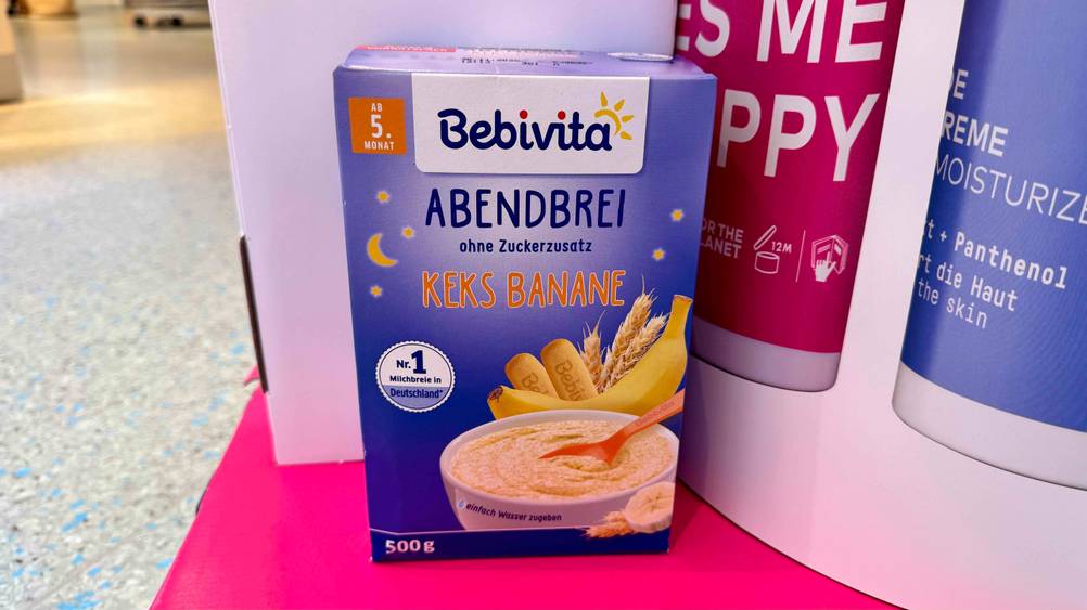 Auf einem Aufsteller steht eine Packung des Bebivita-Brei im Test.