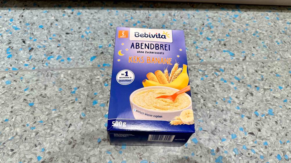 Getestet: Eine Packung Bebivita-Brei auf eine grauen Boden liegend.
