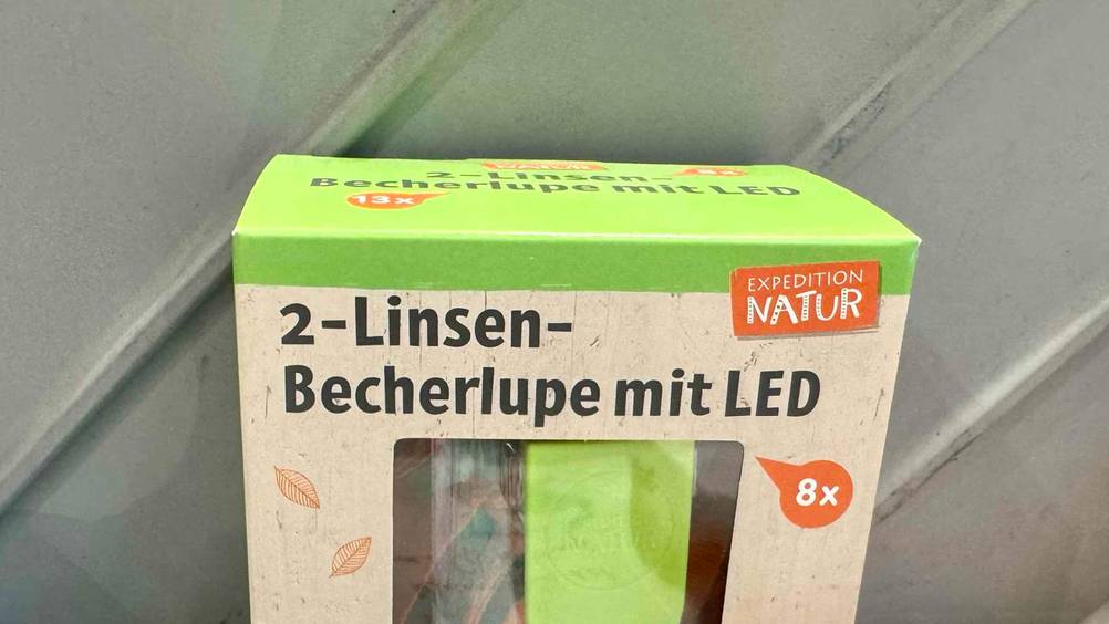 Becherlupe getestet: Nahaufnahme der Verpackung mit Logo und Artikelbezeichnung.