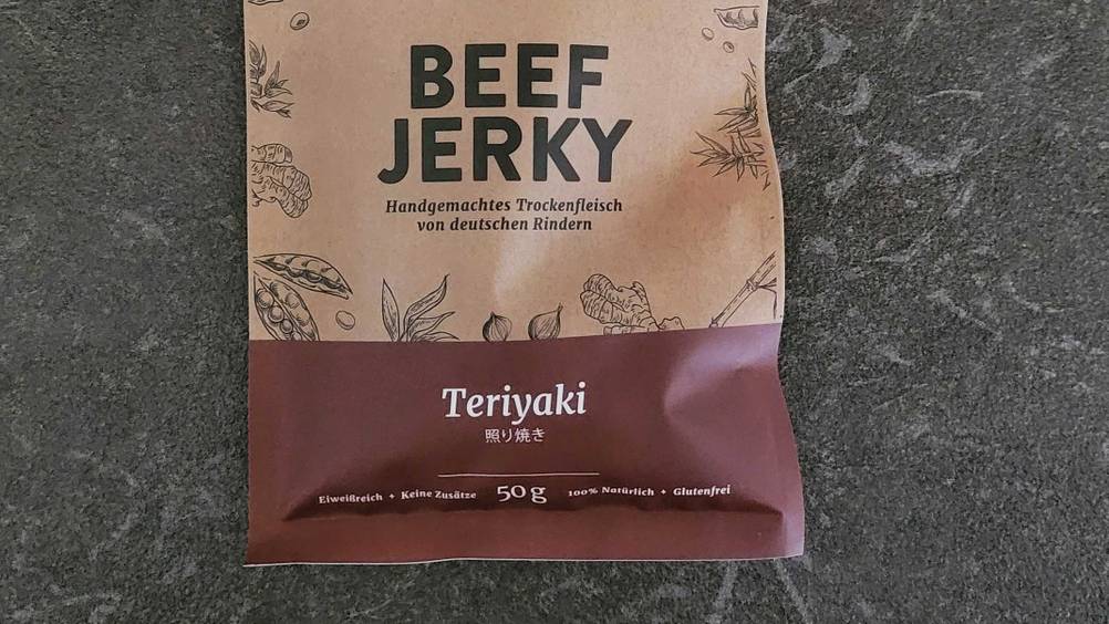 Nahaufnahme der Verpackung des getesteten Beef Jerkys mit Inhaltsangaben und Informationen.
