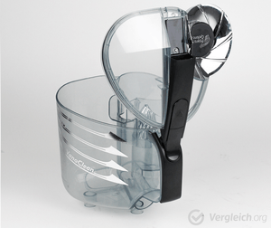 Ein Staubbehälter, der sich nach oben öffnen lässt, ist isoliert zu sehen.