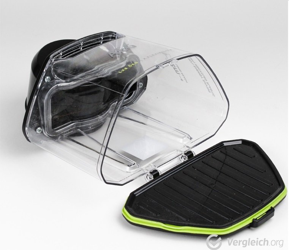 Ein Staubbehälter, der sich nach unten öffnen lässt, ist isoliert zu sehen.