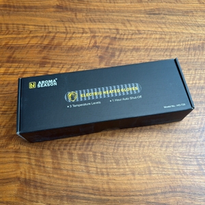 Der Karton der beheizbaren Aroma-Season-Handschuhe liegt auf einem Tisch