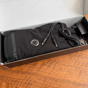 Der geöffnete Karton der beheizbaren Aroma-Season-Handschuhe