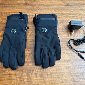 Der Lieferumfang der Beheizbaren Aroma-Season-Handschuhe liegt auf einem Tisch