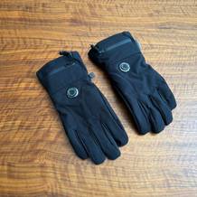 Die beheizbaren Aroma-Season-Handschuhe liegen auf einem Tisch