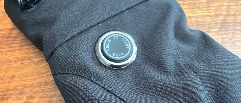 Ein Knopf auf den beheizbaren Aroma-Season-Handschuhen