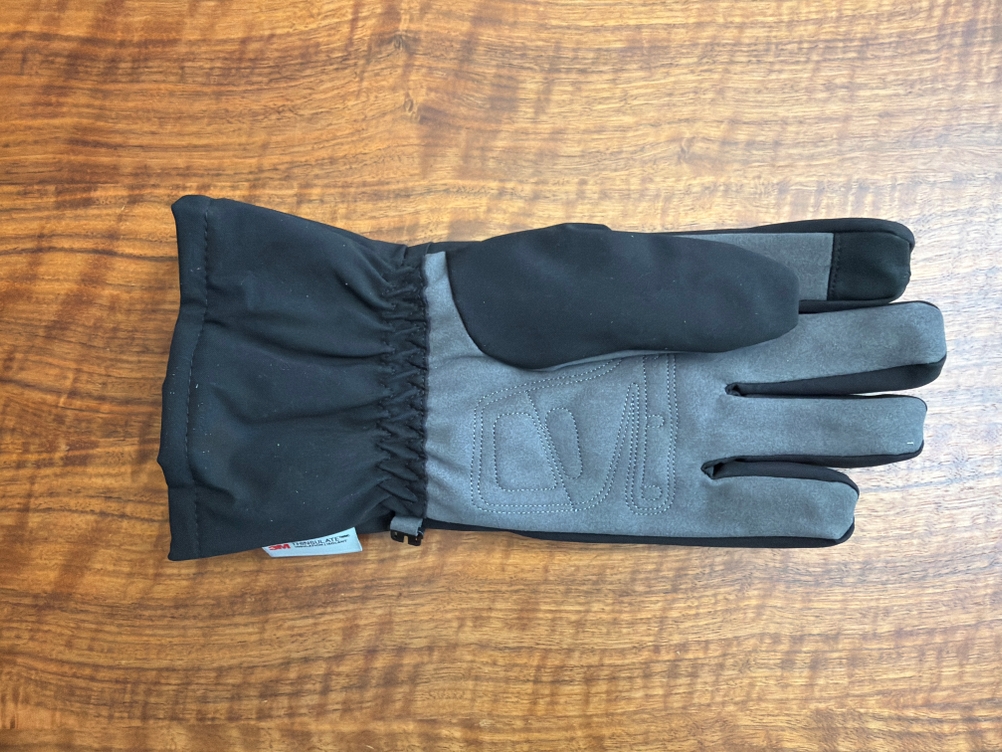 Ein Beizbare Aroma-Season-Handschuhe liegt auf einem Tisch