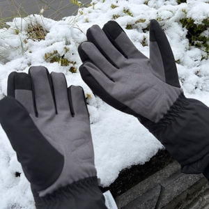Eine Person trägt die beheizbaren Aroma-Season-Handschuhe