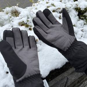 Eine Person trägt die beheizbaren Aroma-Season-Handschuhe