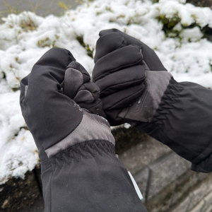 Eine Person formt die Hände mit den beheizbaren Aroma-Season-Handschuhe zu Fäusten
