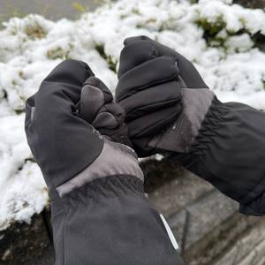 Eine Person formt die Hände mit den beheizbaren Aroma-Season-Handschuhe zu Fäusten