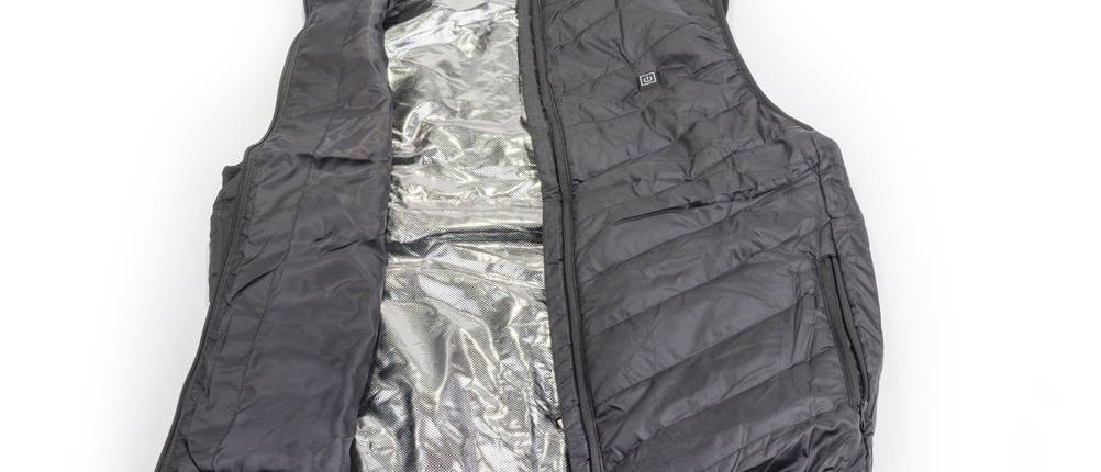 Beheizbare-Jacke-Damen-Test: Eine schwarze ärmellose Weste liegt auf weißem Hintergrund. 