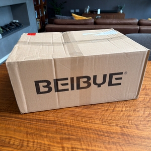 Der Karton des Beibye 2045 liegt auf einem Tisch