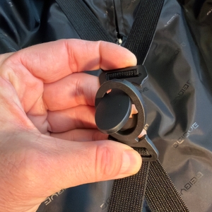 Eine Hand öffnet einen Verschluss im Innenraum des Beibye 2045