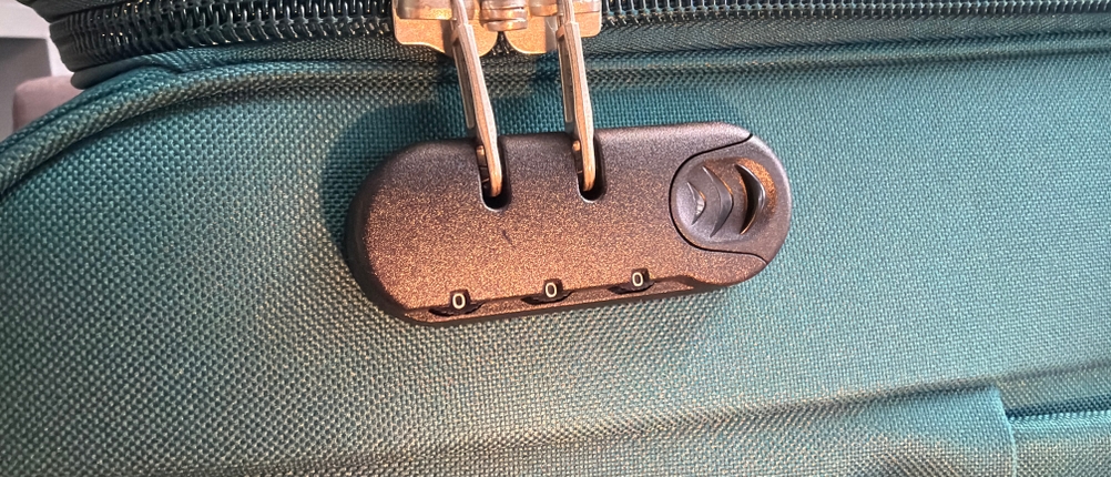 Das Kofferschloss vom Beibye-4-Rollen-Reisekoffer in Nahaufnahme