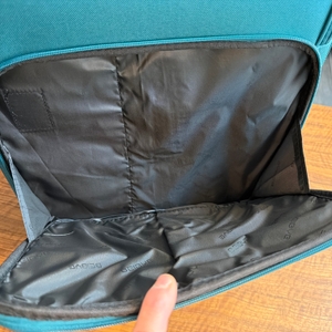 Der Innenraum in einem Fach außen am Beibye-4-Rollen-Reisekoffer