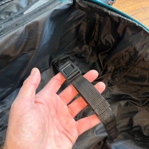 Eine Hand hält einen Verschluss im Inneren vom Beibye-4-Rollen-Reisekoffer fest