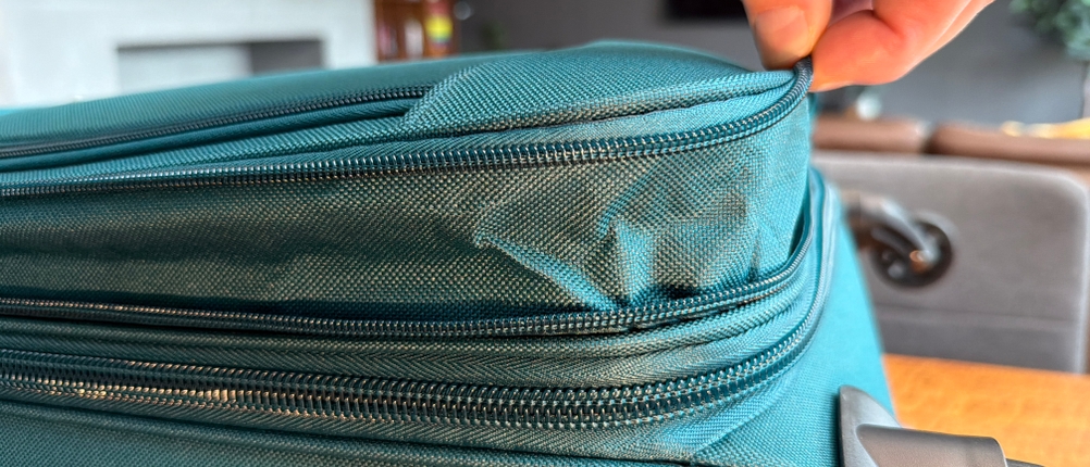 Eine Hand hält eine Taschenerweiterung nach oben
