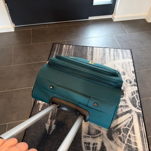 Eine Hand zieht den Beibye-4-Rollen-Reisekoffer