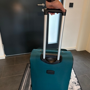 Eine Hand hält den ausgefahrenen Griff vom Beibye-4-Rollen-Reisekoffer fest