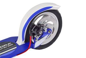 Die zusätzliche Scheibenbremse am Hinterrad von diesem Big Wheel Air von Hudora verkürzt den Bremsweg massiv.