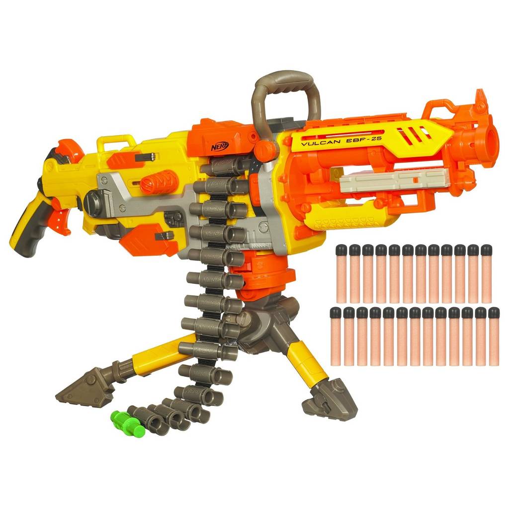 Im Test: Riesig groß, Munitionszufuhr durch einen Gurt voller Darts und nicht gerade billig: die Nerf Vulcan.