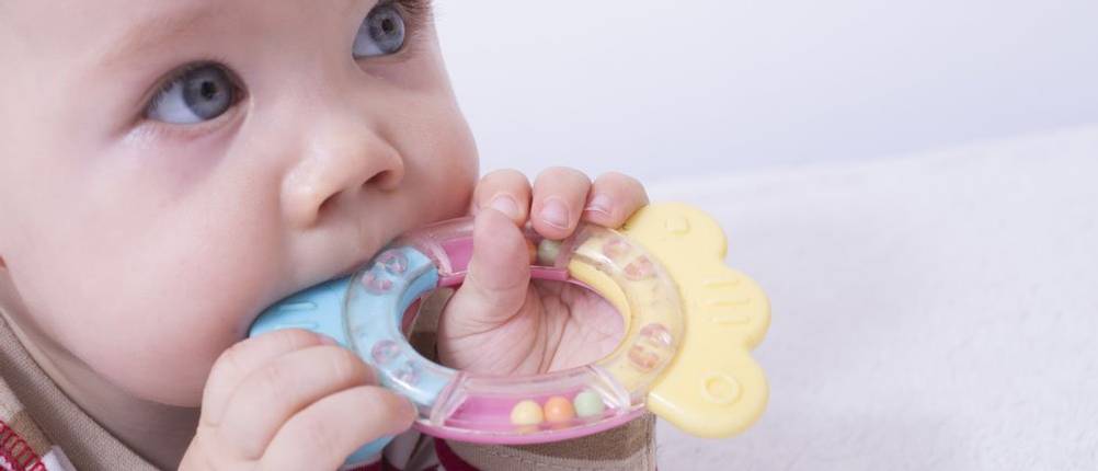 beißring test: baby mit bunten beißring
