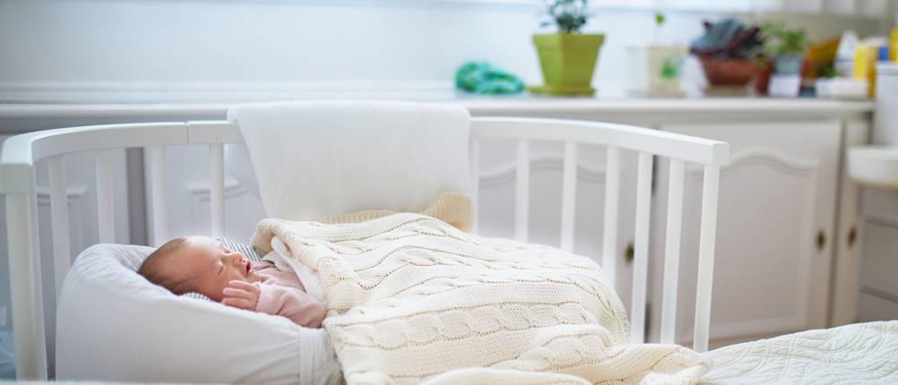 Beistellbett Boxspring Test: Baby schläft im Nestchen im Beistellbett