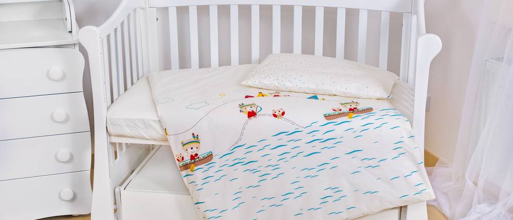 Beistellbett Boxspring Test: weißes Beistellbett offen mit Bettwäsche