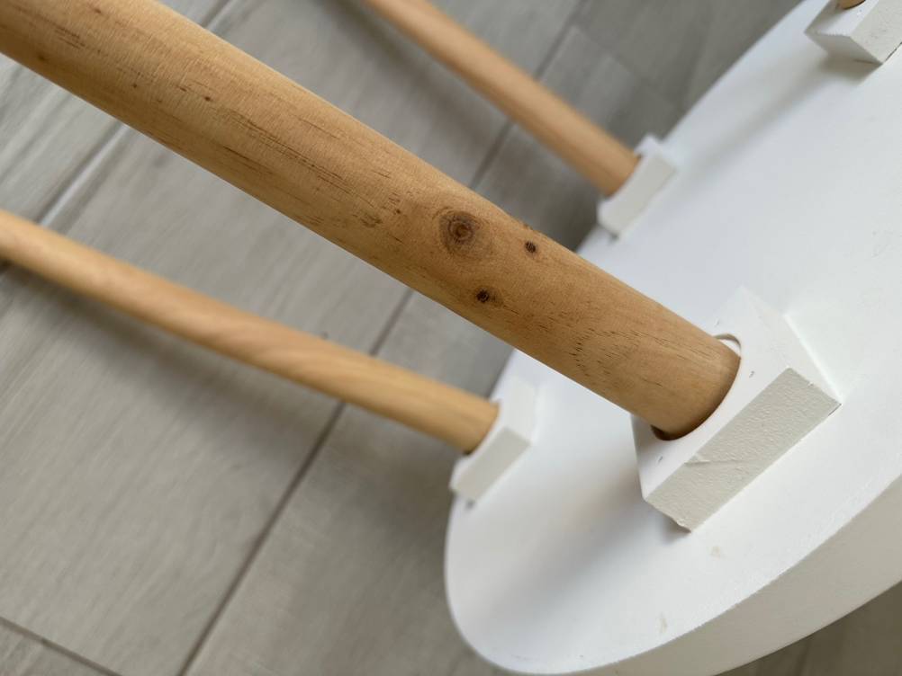 Beistelltisch getestet: Nahaufnahme eines Fußes in seiner Verankerung.