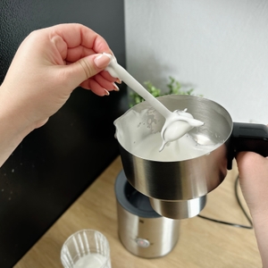 Der Quirl des WMF Lono Milk & Choc wird in der Hand gehalten. Die Spirale ist aus Edelstahl, das Gehäuse aus Kunststoff.