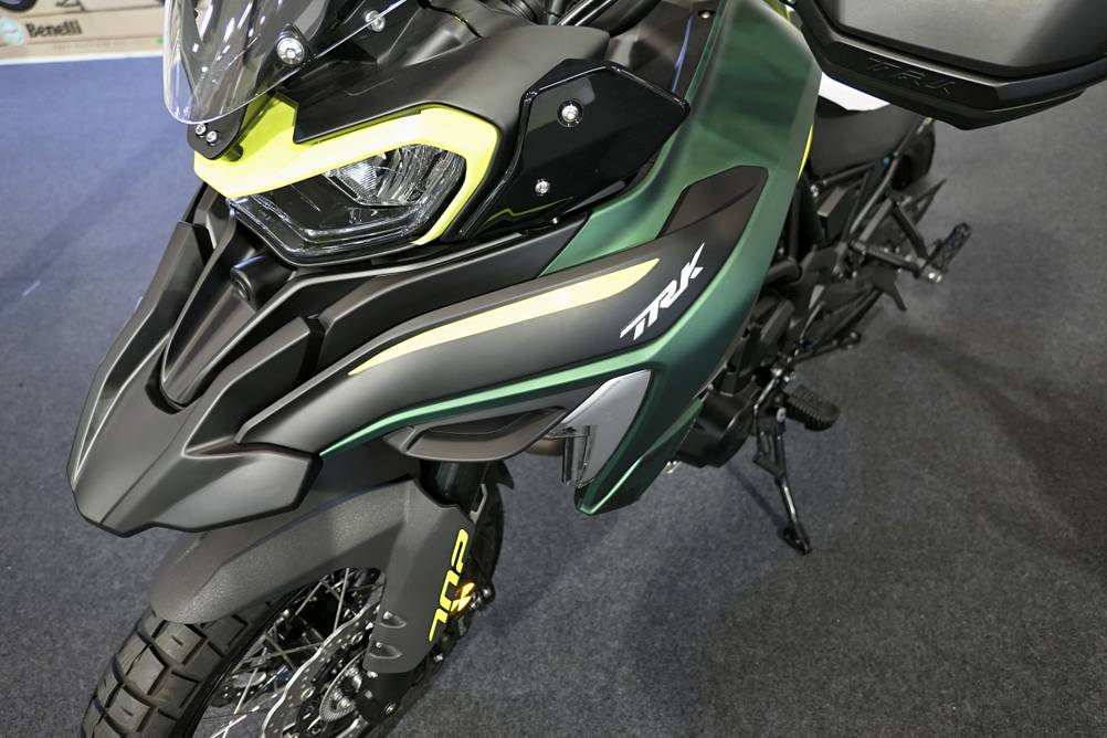 Vorderansicht einer Benelli TRK 502 mit grünen Details an der Front.