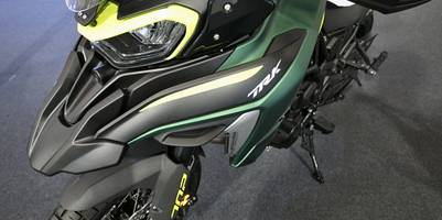 Vorderansicht einer Benelli TRK 502 mit grünen Details an der Front.