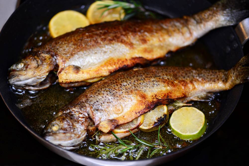 BEKA-Pfanne-Test: Pfanne, in der Forellen mit Kräutern und Zitrone gebraten werden.
