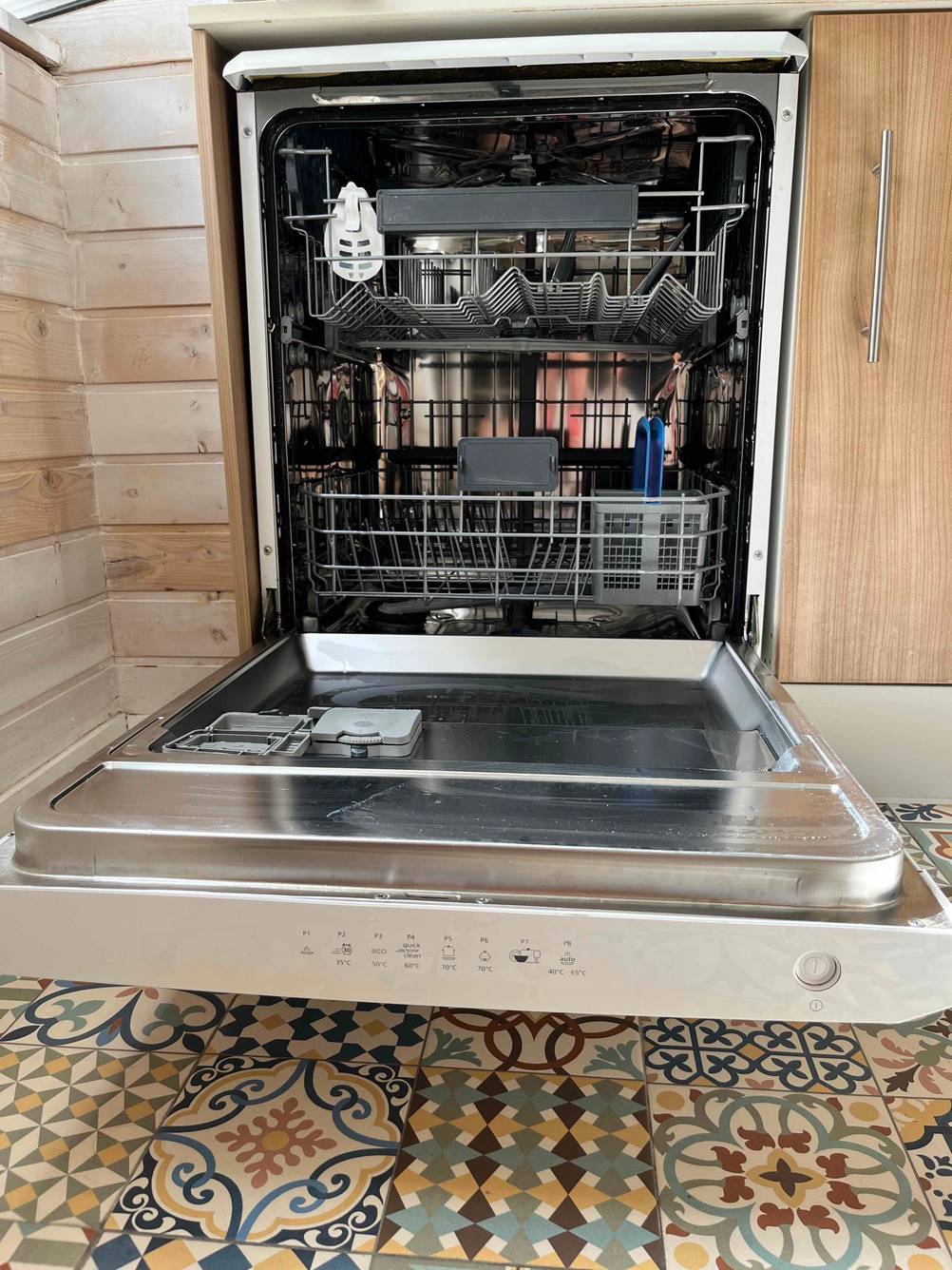 Getestet: Ein Beko-Geschirrspüler mit geöffneter Klappe und leeren Körben im Inneren.