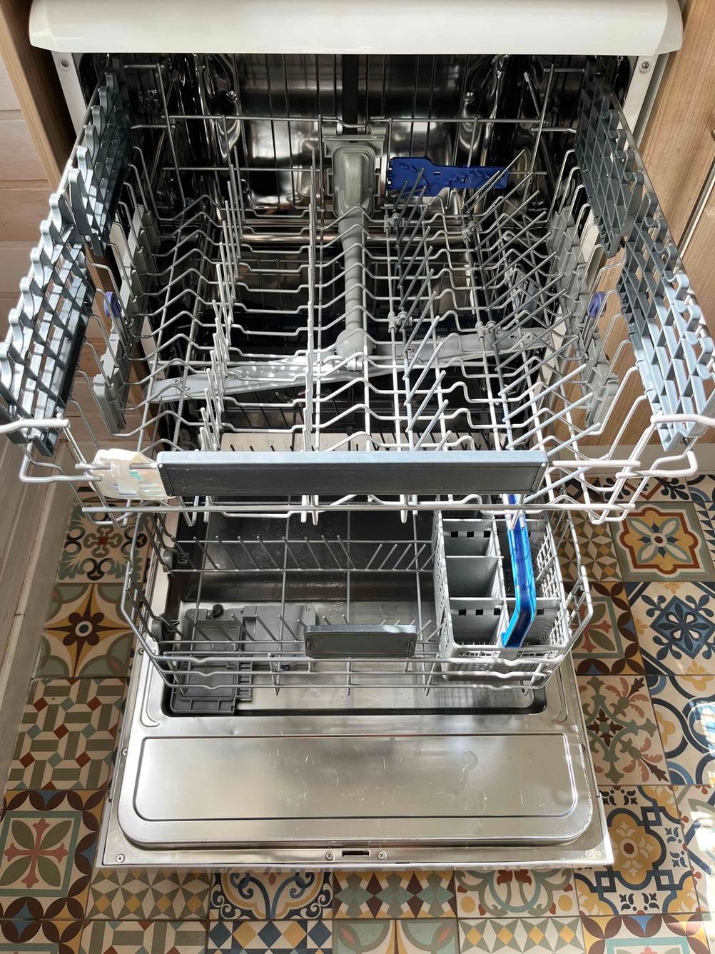 Im Test: Ein Beko-Geschirrspüler mit geöffneter Klappe und herausgezogenen Körben.