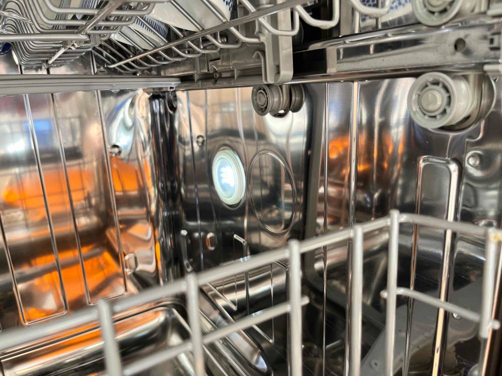 Beko-Geschirrspüler-Test: Nahaufnahme der Korbrollen im Inneren.