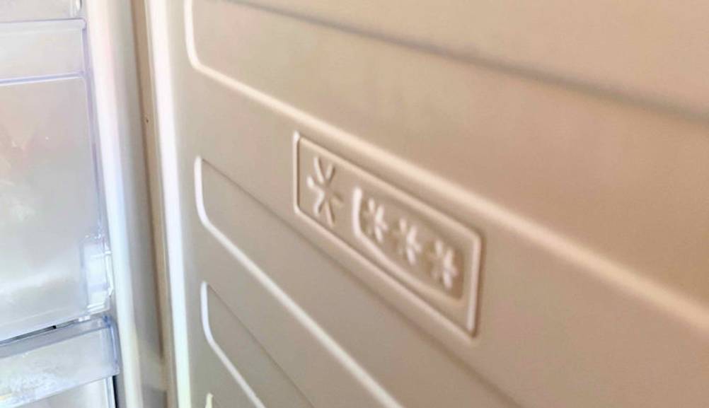 Beko-Kühlschrank im Test: Nahaufnahme der Eisfach-Innentür inklusive Gefrierstufe-Angabe eines Beko-Kühlschranks.