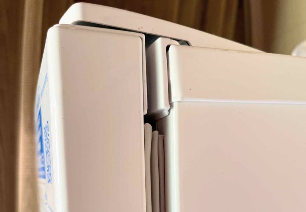 Beko-Kühlschrank im Test: Detailansicht der Tür-Gummidichtung des weißen Geräts.