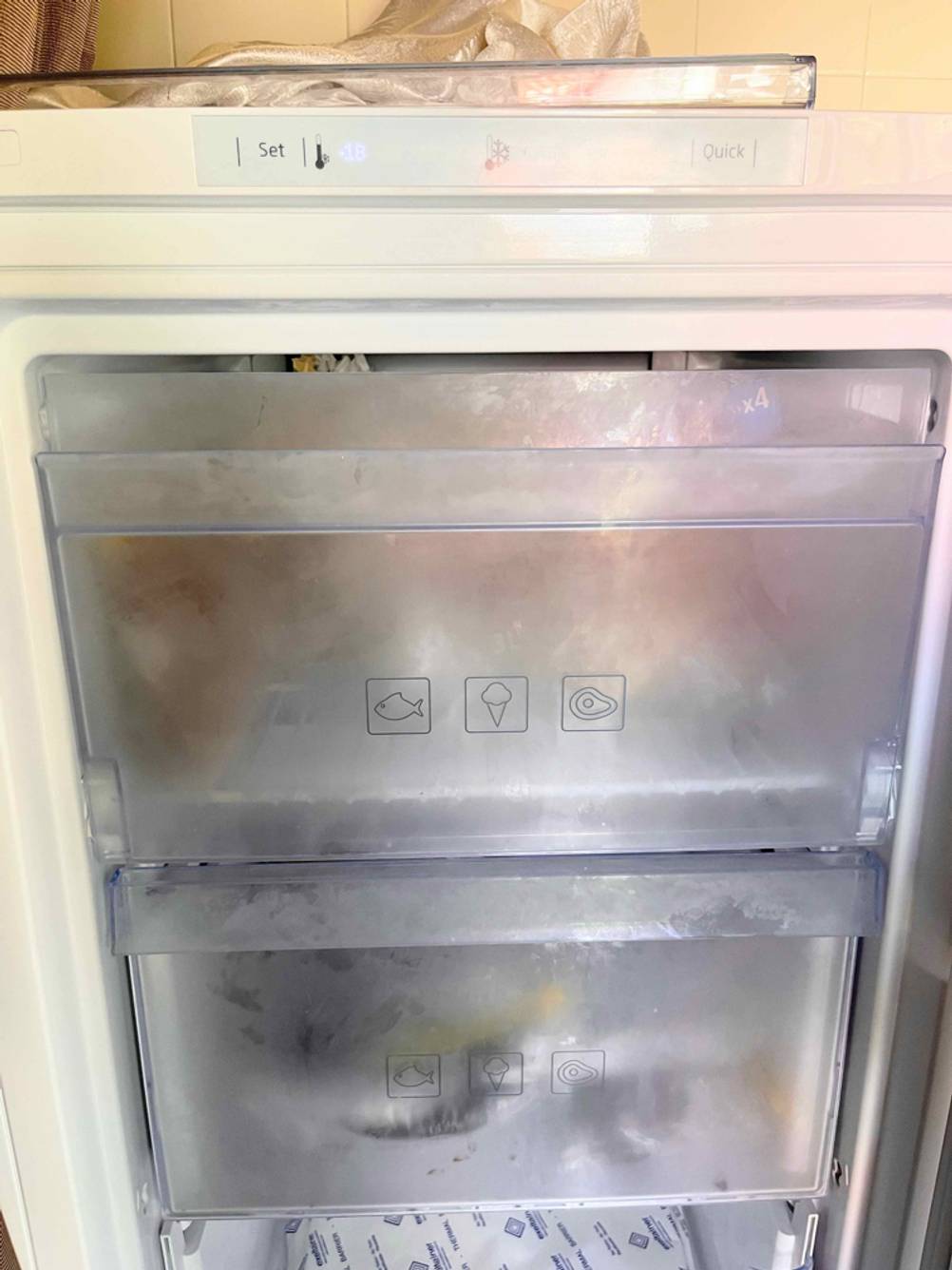 Beko-Kühlschrank-Test: Nahaufnahme von zwei Gefrierfächern eines Kühlschrank-Modells.