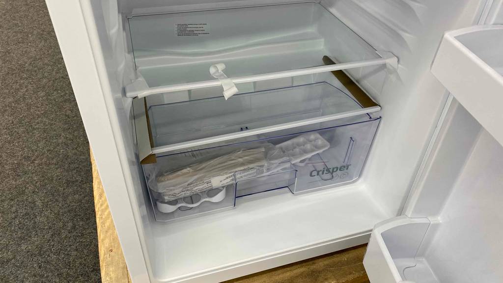 Im Test: Gemüsefach im Detail eines geöffneten Beko Kühlschranks.