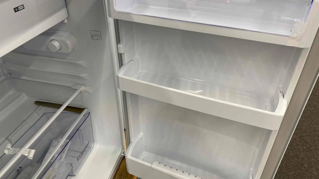 Im Test: geöffnete Tür eines Beko Kühlschrankes mit Innenansicht.