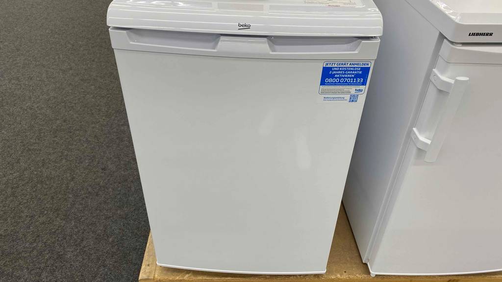 Im Test: Beko Kühlschrank steht auf Podest.