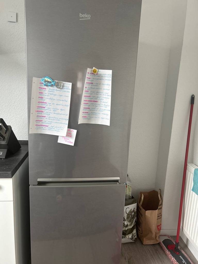 Kühl-Gefrierkombination im Test: Vorderansicht auf ein Beko-Modell in Silbergrau in einem häuslichen Ambiente.
